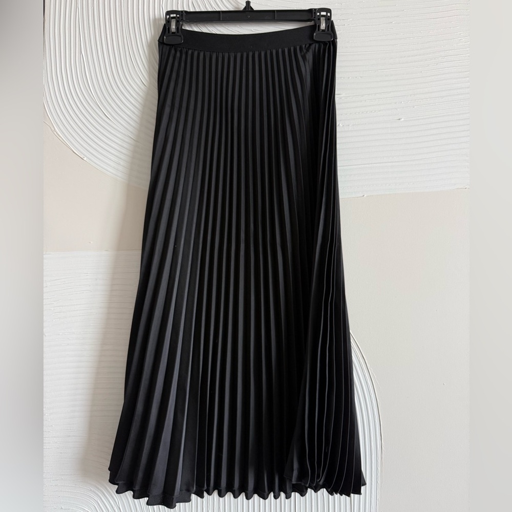 H&M Black Pleated Skirt